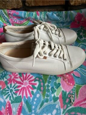 Ecco Sneakers.